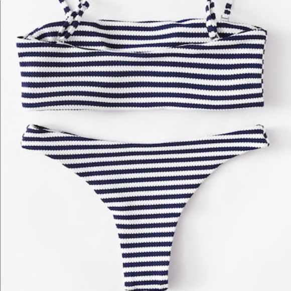 Thong stripped black and white bikini - Picture 3 of 3